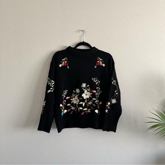 🪩 Embroidered Floral Sweater 🪩 - Picture 2 of 6